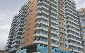 Lindo apartamento na praia do morro com vista para o mar, espaçoso, prédio novinho